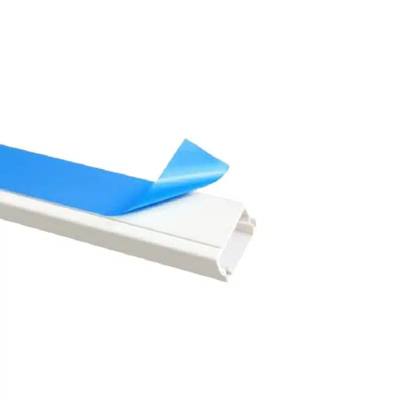 Canaleta de PVC con adhesivo y película protectora azul